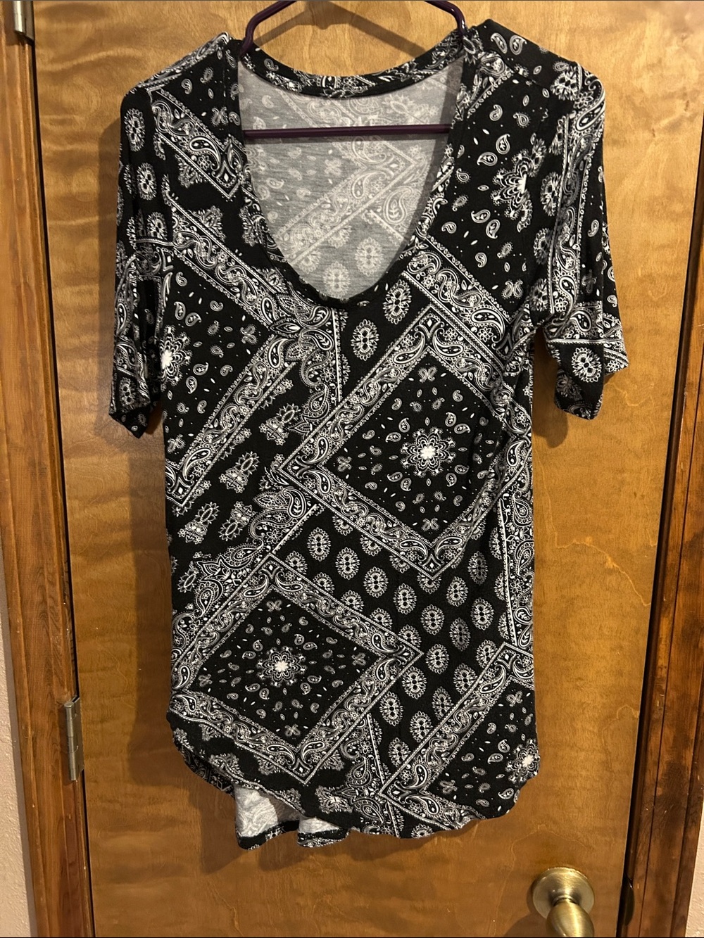 Source Unknown Black & White Bandana-Print V-Neck Tee - Excellent Condition